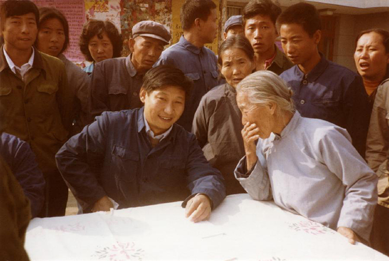 1983年，時任河北正定縣委書記的習近平（前排居中），臨時在大街上擺桌子聽取老百姓意見。